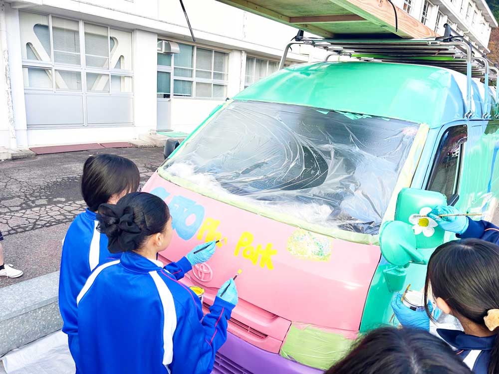 郡上北高校美術部の皆さんにプレイパーク号を描いてもらいました！